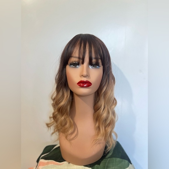 Wavy Medium Short Wig Balayage Blonde - Realistic Look - Picture 5 of 9